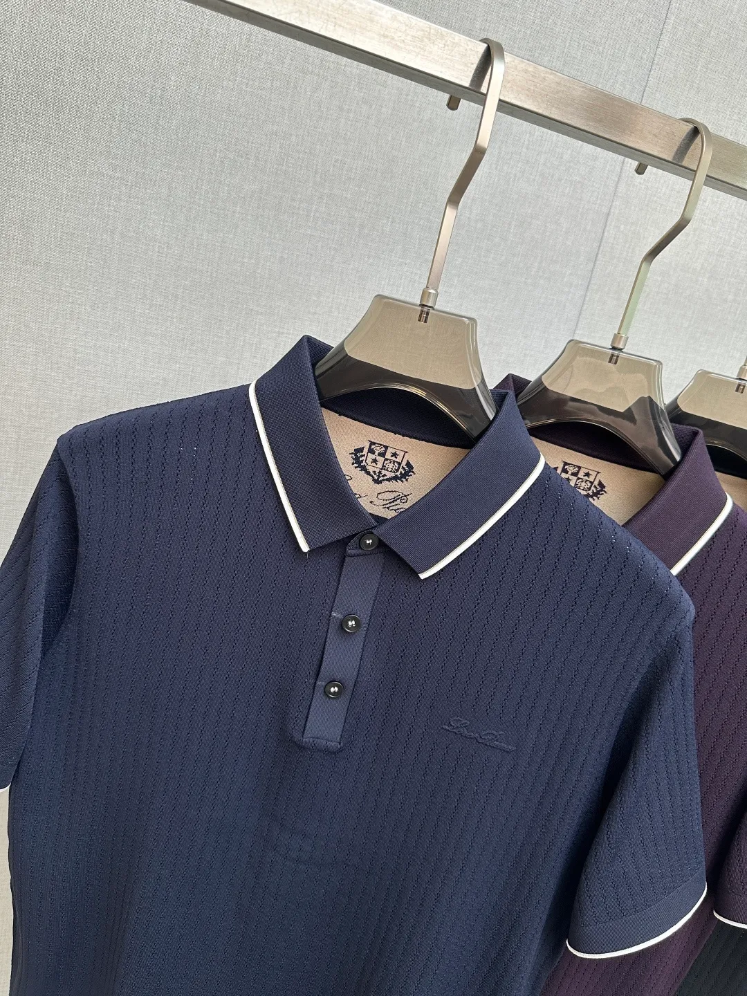 LP top quality 2026 new short sleeves! Original custom fabric, soft to the touch. Top imported private goods, fashionable design and trendy short sleeves, without losing luxury. There is no doubt about the quality. The upper body effect is awesome, luxury official website Same Style! Size: M-3XL